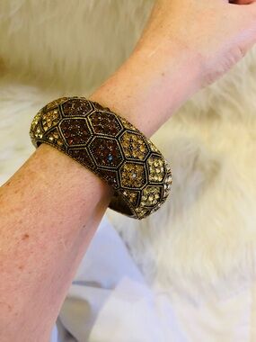 Cuff bracelet with a honeycomb pattern and amber-colored rhinestones